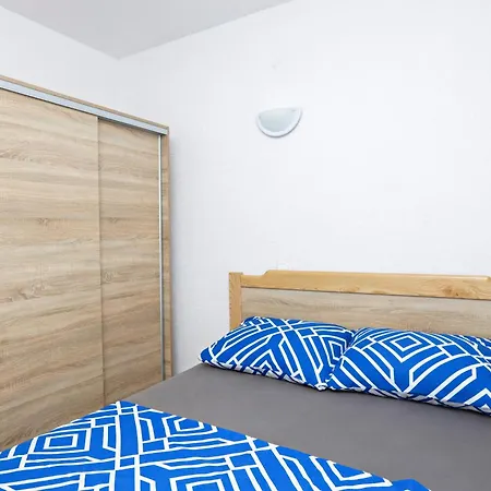 With Parking Space Kanica - - 23538 דירה *